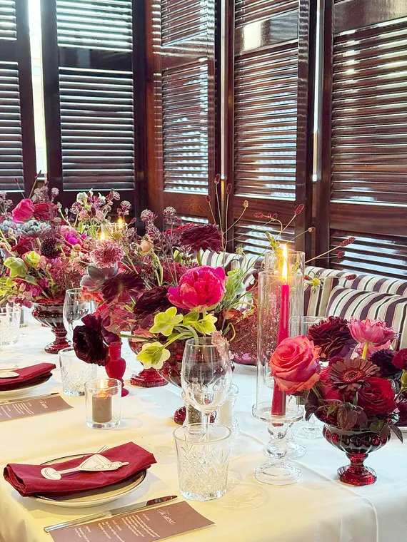 Art de la table — velours rouge & roses