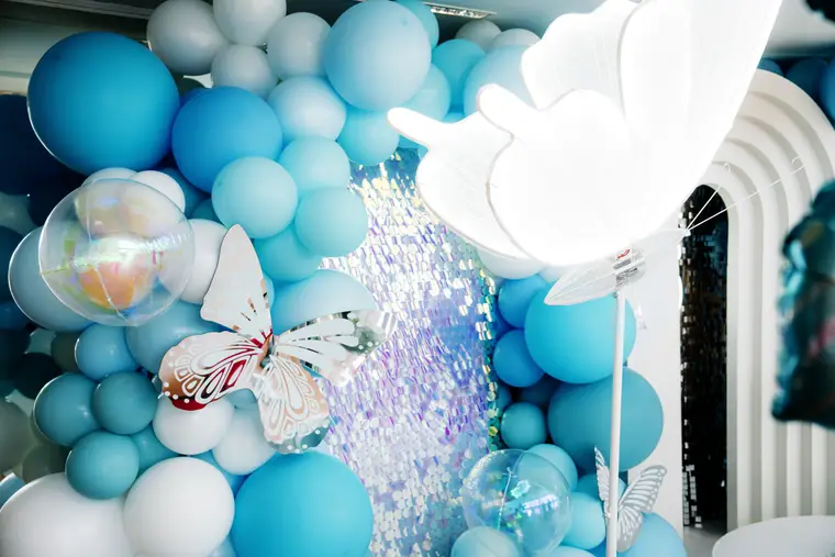 Cygne & ballons blancs — décor de réception