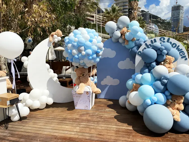 Montgolfières & nuages — bleu ciel