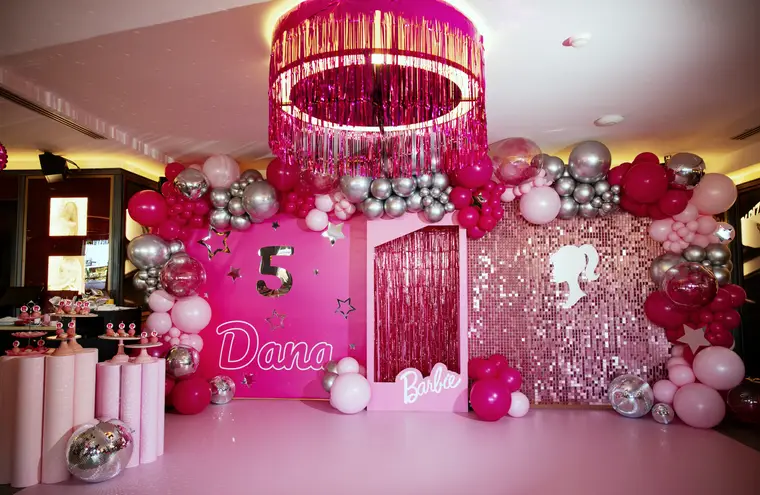 Nuit rose — néons & ballons magenta