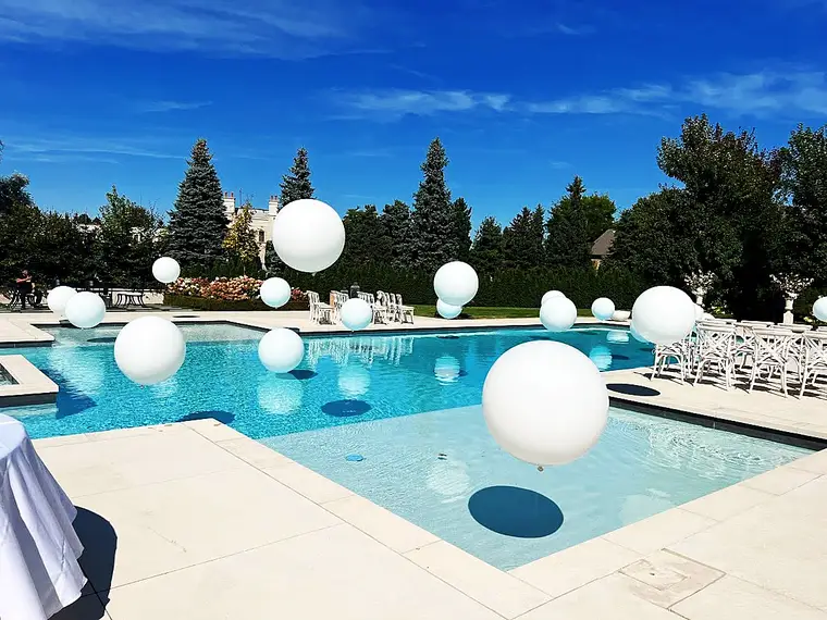 Réception au bord de la piscine — ballons blancs