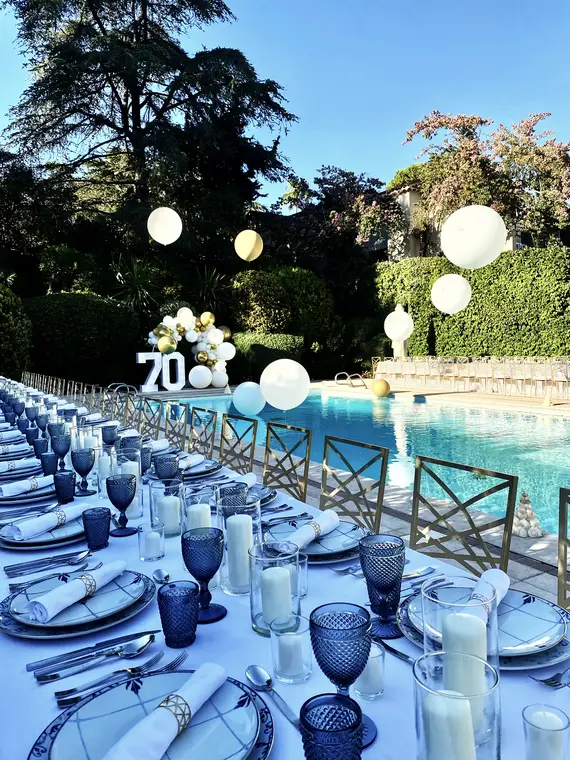 Table au bord de l'eau — bleu ciel & blanc