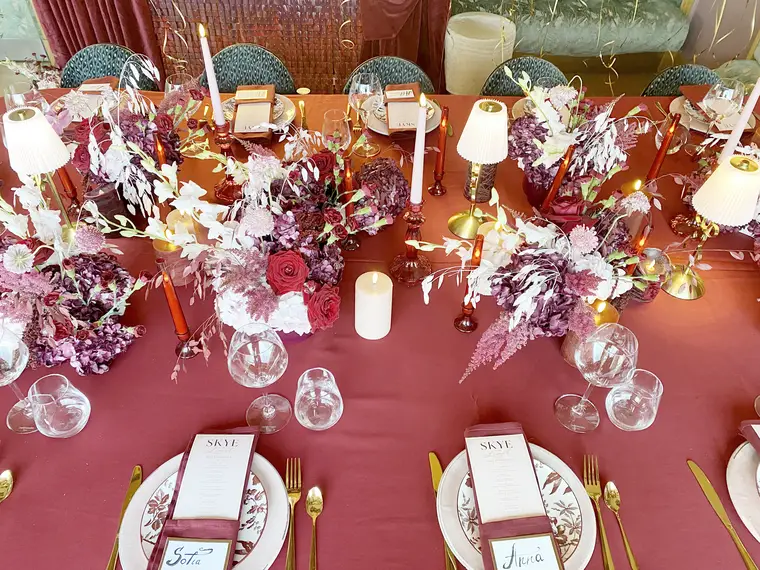 Table de fête — rouge profond & argent