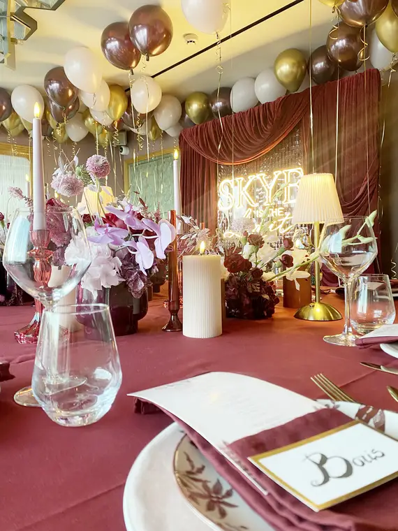 Table d'honneur — bougies & fleurs de saison