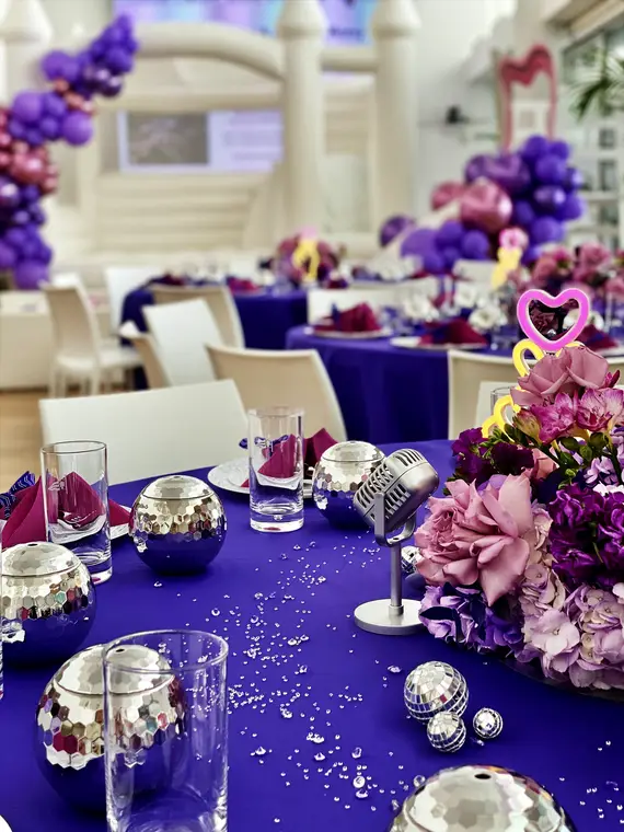 Table violette — boules à facettes & fleurs