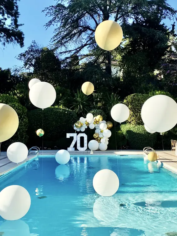 Villa & piscine — ballons flottants